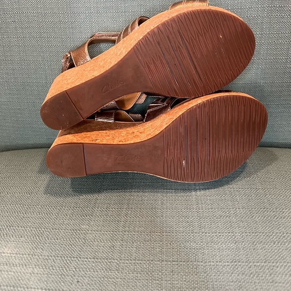 Clarks Collection Soft cushion metallic wedge sandal shoe women’s size 7.5 GUC - Picture 3 of 6